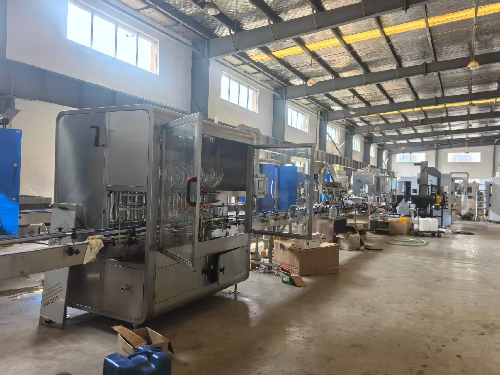 خط تعبئة زيوت التشحيم Manufacturing1.jpg